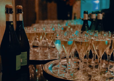 Kuva shampanjalaseista NuoriLääkäriPäivien iltajuhlassa